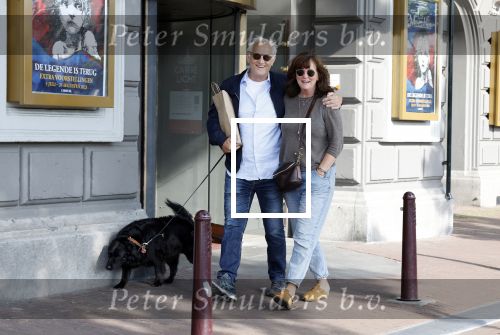Amsterdam 6 juli 2023
Wilbert Gieske en zijn vrouw Roxane Catz wandelend met hun hond in het centrum van Amsterdam ter hoogte van Carre.