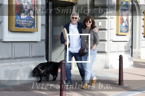 Amsterdam 6 juli 2023
Wilbert Gieske en zijn vrouw Roxane Catz wandelend met hun hond in het centrum van Amsterdam ter hoogte van Carre.