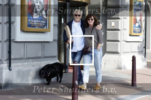 Amsterdam 6 juli 2023
Wilbert Gieske en zijn vrouw Roxane Catz wandelend met hun hond in het centrum van Amsterdam ter hoogte van Carre.