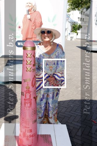Amsterdam 8 juli 2023
Willeke Alberti krijgt uit handen van Nicolette v Dam een roze amsterdammertje als beloning voor haar prachtige carriere.  Uitreiking was op de Amsterdamse zomer.