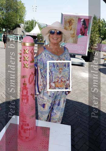 Amsterdam 8 juli 2023
Willeke Alberti krijgt uit handen van Nicolette v Dam een roze amsterdammertje als beloning voor haar prachtige carriere.  Uitreiking was op de Amsterdamse zomer.