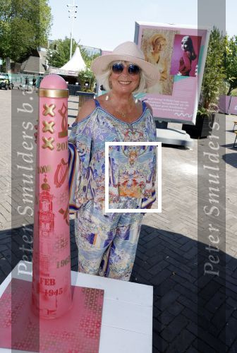 Amsterdam 8 juli 2023
Willeke Alberti krijgt uit handen van Nicolette v Dam een roze amsterdammertje als beloning voor haar prachtige carriere.  Uitreiking was op de Amsterdamse zomer.