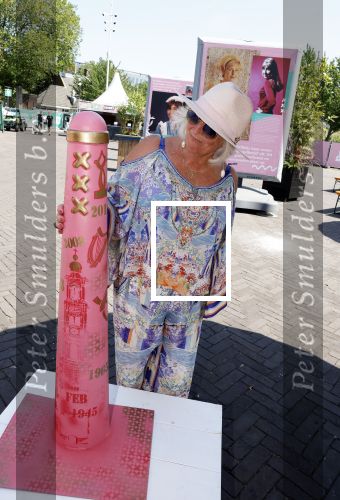 Amsterdam 8 juli 2023
Willeke Alberti krijgt uit handen van Nicolette v Dam een roze amsterdammertje als beloning voor haar prachtige carriere.  Uitreiking was op de Amsterdamse zomer.
