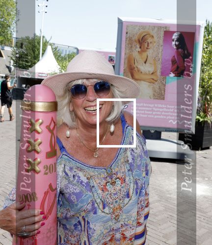 Amsterdam 8 juli 2023
Willeke Alberti krijgt uit handen van Nicolette v Dam een roze amsterdammertje als beloning voor haar prachtige carriere.  Uitreiking was op de Amsterdamse zomer.