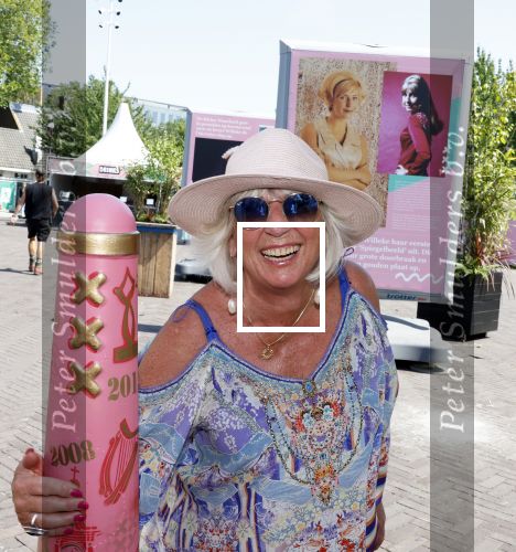 Amsterdam 8 juli 2023
Willeke Alberti krijgt uit handen van Nicolette v Dam een roze amsterdammertje als beloning voor haar prachtige carriere.  Uitreiking was op de Amsterdamse zomer.
