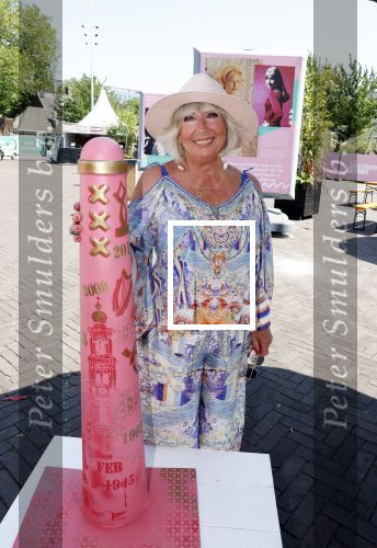 Amsterdam 8 juli 2023
Willeke Alberti krijgt uit handen van Nicolette v Dam een roze amsterdammertje als beloning voor haar prachtige carriere.  Uitreiking was op de Amsterdamse zomer.