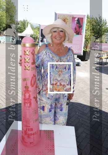 Amsterdam 8 juli 2023
Willeke Alberti krijgt uit handen van Nicolette v Dam een roze amsterdammertje als beloning voor haar prachtige carriere.  Uitreiking was op de Amsterdamse zomer.