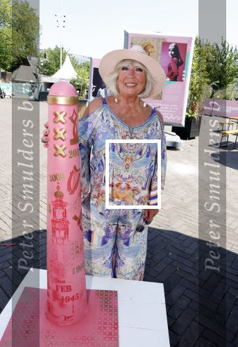 Amsterdam 8 juli 2023
Willeke Alberti krijgt uit handen van Nicolette v Dam een roze amsterdammertje als beloning voor haar prachtige carriere.  Uitreiking was op de Amsterdamse zomer.