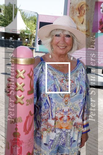 Amsterdam 8 juli 2023
Willeke Alberti krijgt uit handen van Nicolette v Dam een roze amsterdammertje als beloning voor haar prachtige carriere.  Uitreiking was op de Amsterdamse zomer.