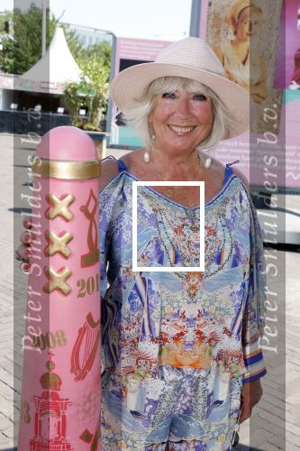 Amsterdam 8 juli 2023
Willeke Alberti krijgt uit handen van Nicolette v Dam een roze amsterdammertje als beloning voor haar prachtige carriere.  Uitreiking was op de Amsterdamse zomer.