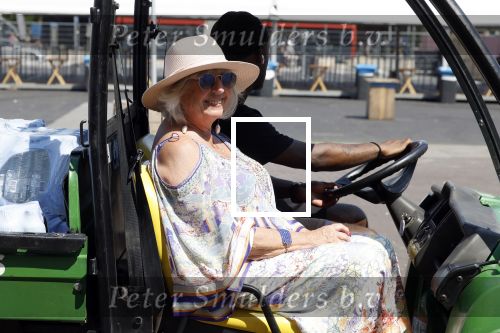 Amsterdam 8 juli 2023
Willeke Alberti krijgt uit handen van Nicolette v Dam een roze amsterdammertje als beloning voor haar prachtige carriere.  Uitreiking was op de Amsterdamse zomer.