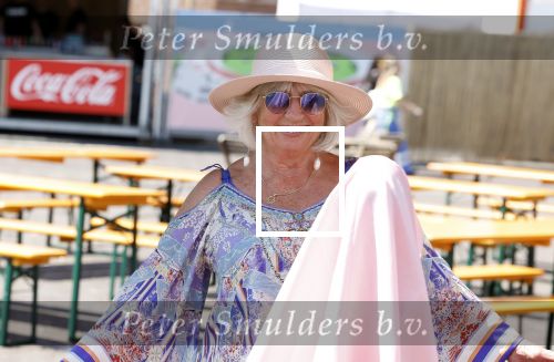 Amsterdam 8 juli 2023
Willeke Alberti krijgt uit handen van Nicolette v Dam een roze amsterdammertje als beloning voor haar prachtige carriere.  Uitreiking was op de Amsterdamse zomer.