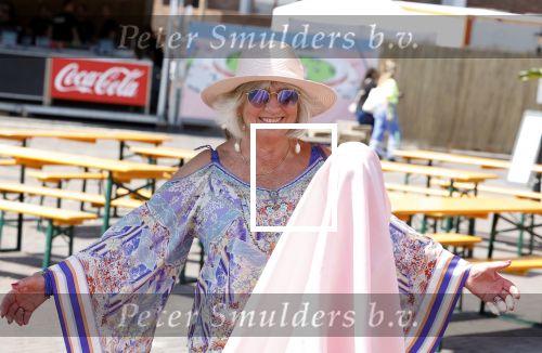 Amsterdam 8 juli 2023
Willeke Alberti krijgt uit handen van Nicolette v Dam een roze amsterdammertje als beloning voor haar prachtige carriere.  Uitreiking was op de Amsterdamse zomer.