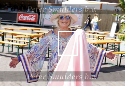 Amsterdam 8 juli 2023
Willeke Alberti krijgt uit handen van Nicolette v Dam een roze amsterdammertje als beloning voor haar prachtige carriere.  Uitreiking was op de Amsterdamse zomer.