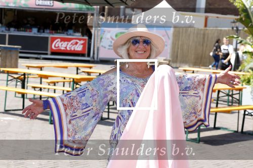 Amsterdam 8 juli 2023
Willeke Alberti krijgt uit handen van Nicolette v Dam een roze amsterdammertje als beloning voor haar prachtige carriere.  Uitreiking was op de Amsterdamse zomer.