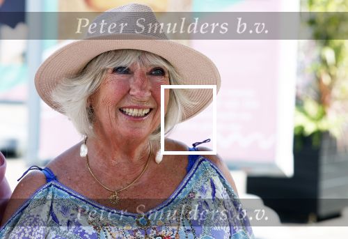 Amsterdam 8 juli 2023
Willeke Alberti krijgt uit handen van Nicolette v Dam een roze amsterdammertje als beloning voor haar prachtige carriere.  Uitreiking was op de Amsterdamse zomer.