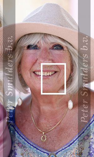 Amsterdam 8 juli 2023
Willeke Alberti krijgt uit handen van Nicolette v Dam een roze amsterdammertje als beloning voor haar prachtige carriere.  Uitreiking was op de Amsterdamse zomer.