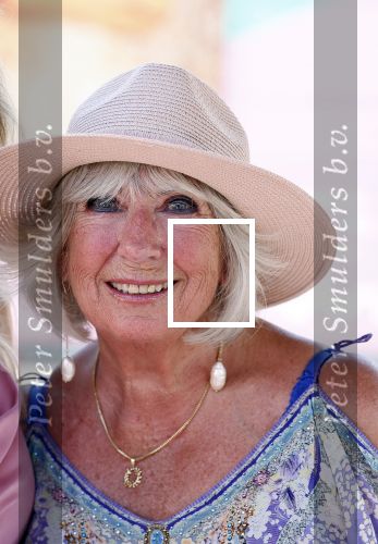 Amsterdam 8 juli 2023
Willeke Alberti krijgt uit handen van Nicolette v Dam een roze amsterdammertje als beloning voor haar prachtige carriere.  Uitreiking was op de Amsterdamse zomer.