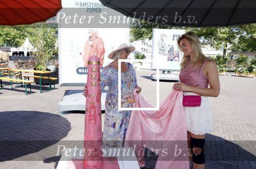 Amsterdam 8 juli 2023
Willeke Alberti krijgt uit handen van Nicolette v Dam een roze amsterdammertje als beloning voor haar prachtige carriere.  Uitreiking was op de Amsterdamse zomer.