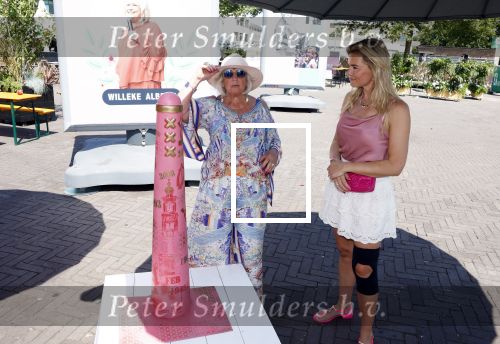 Amsterdam 8 juli 2023
Willeke Alberti krijgt uit handen van Nicolette v Dam een roze amsterdammertje als beloning voor haar prachtige carriere.  Uitreiking was op de Amsterdamse zomer.