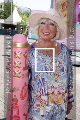 Amsterdam 8 juli 2023
Willeke Alberti krijgt uit handen van Nicolette v Dam een roze amsterdammertje als beloning voor haar prachtige carriere.  Uitreiking was op de Amsterdamse zomer.