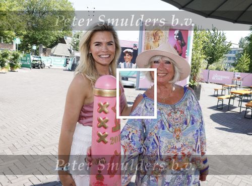 Amsterdam 8 juli 2023
Willeke Alberti krijgt uit handen van Nicolette v Dam een roze amsterdammertje als beloning voor haar prachtige carriere.  Uitreiking was op de Amsterdamse zomer.