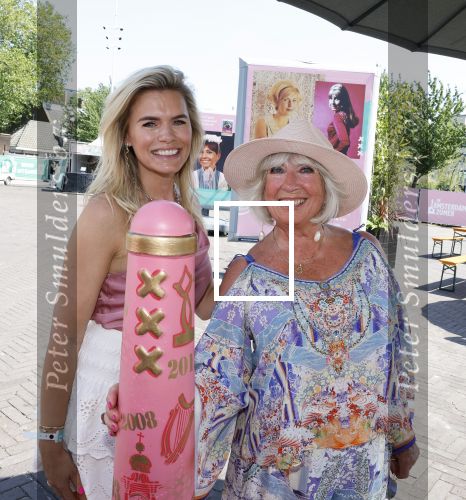 Amsterdam 8 juli 2023
Willeke Alberti krijgt uit handen van Nicolette v Dam een roze amsterdammertje als beloning voor haar prachtige carriere.  Uitreiking was op de Amsterdamse zomer.