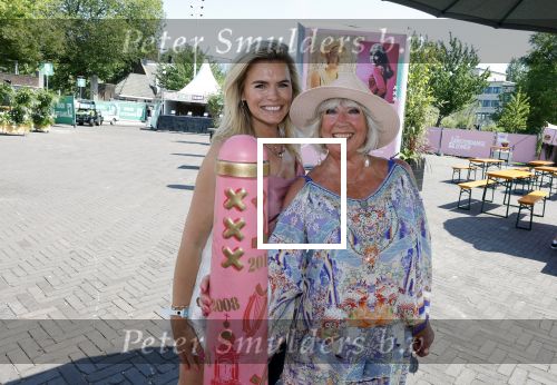 Amsterdam 8 juli 2023
Willeke Alberti krijgt uit handen van Nicolette v Dam een roze amsterdammertje als beloning voor haar prachtige carriere.  Uitreiking was op de Amsterdamse zomer.