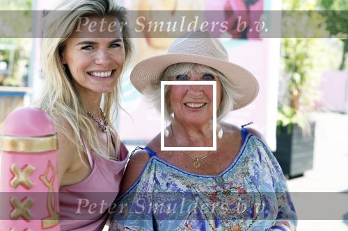 Amsterdam 8 juli 2023
Willeke Alberti krijgt uit handen van Nicolette v Dam een roze amsterdammertje als beloning voor haar prachtige carriere.  Uitreiking was op de Amsterdamse zomer.