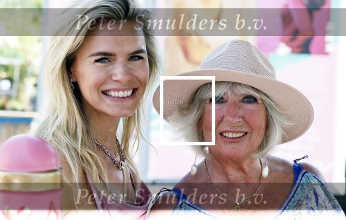 Amsterdam 8 juli 2023
Willeke Alberti krijgt uit handen van Nicolette v Dam een roze amsterdammertje als beloning voor haar prachtige carriere.  Uitreiking was op de Amsterdamse zomer.