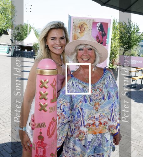 Amsterdam 8 juli 2023
Willeke Alberti krijgt uit handen van Nicolette v Dam een roze amsterdammertje als beloning voor haar prachtige carriere.  Uitreiking was op de Amsterdamse zomer.