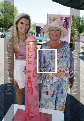 Amsterdam 8 juli 2023
Willeke Alberti krijgt uit handen van Nicolette v Dam een roze amsterdammertje als beloning voor haar prachtige carriere.  Uitreiking was op de Amsterdamse zomer.