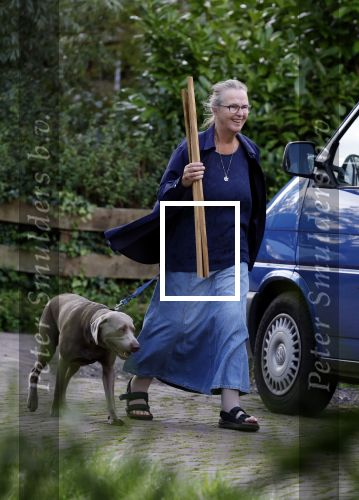 Zuiderwoude 26 juli 2023
Thijs Romer viert zijn verjaardag . Zijn moeder Yvonne Smolders is bij nhem thuis en laat de hond uit . Zus Nienke Romer en zwager Frederik Brom komen met hun dochter langs.