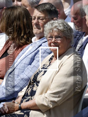 Amsterdam 15 juli 2024
Herdenkingsmonument Peter R. de Vries onthuld in Amsterdam Het kunstwerk bestaat uit twee bronzen handen die in elkaar grijpen en is gemaakt door kunstenares Rini Hurkmans. Burgemeester Femke Halsema en Kelly de Vries spreken tijdens de onthulling van het monument. Humbert Tan presenteert het . Ook zijn vrouw Jaqueline de Vries zoon Royce de Vries (met vrouw ) en Kelly de Vries (met partner) waren natuurlijk aanwezig . Advocaat