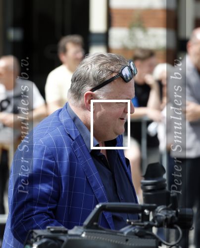 Amsterdam 15 juli 2024
Herdenkingsmonument Peter R. de Vries onthuld in Amsterdam Het kunstwerk bestaat uit twee bronzen handen die in elkaar grijpen en is gemaakt door kunstenares Rini Hurkmans. Burgemeester Femke Halsema en Kelly de Vries spreken tijdens de onthulling van het monument. Humbert Tan presenteert het . Ook zijn vrouw Jaqueline de Vries zoon Royce de Vries (met vrouw ) en Kelly de Vries (met partner) waren natuurlijk aanwezig . Advocaat