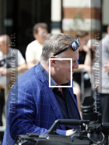 Amsterdam 15 juli 2024
Herdenkingsmonument Peter R. de Vries onthuld in Amsterdam Het kunstwerk bestaat uit twee bronzen handen die in elkaar grijpen en is gemaakt door kunstenares Rini Hurkmans. Burgemeester Femke Halsema en Kelly de Vries spreken tijdens de onthulling van het monument. Humbert Tan presenteert het . Ook zijn vrouw Jaqueline de Vries zoon Royce de Vries (met vrouw ) en Kelly de Vries (met partner) waren natuurlijk aanwezig . Advocaat