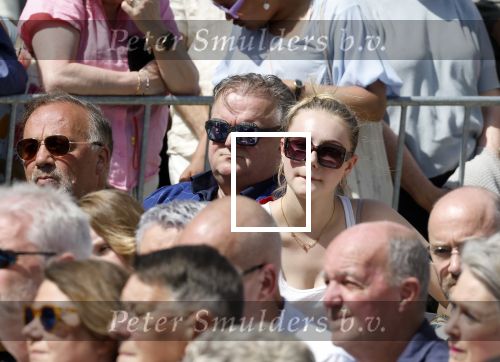 Amsterdam 15 juli 2024
Herdenkingsmonument Peter R. de Vries onthuld in Amsterdam Het kunstwerk bestaat uit twee bronzen handen die in elkaar grijpen en is gemaakt door kunstenares Rini Hurkmans. Burgemeester Femke Halsema en Kelly de Vries spreken tijdens de onthulling van het monument. Humbert Tan presenteert het . Ook zijn vrouw Jaqueline de Vries zoon Royce de Vries (met vrouw ) en Kelly de Vries (met partner) waren natuurlijk aanwezig . Advocaat