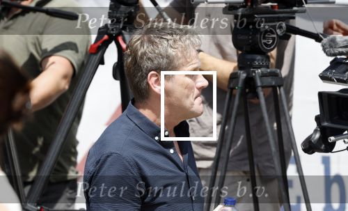 Amsterdam 15 juli 2024
Herdenkingsmonument Peter R. de Vries onthuld in Amsterdam Het kunstwerk bestaat uit twee bronzen handen die in elkaar grijpen en is gemaakt door kunstenares Rini Hurkmans. Burgemeester Femke Halsema en Kelly de Vries spreken tijdens de onthulling van het monument. Humbert Tan presenteert het . Ook zijn vrouw Jaqueline de Vries zoon Royce de Vries (met vrouw ) en Kelly de Vries (met partner) waren natuurlijk aanwezig . Alberto Stegeman