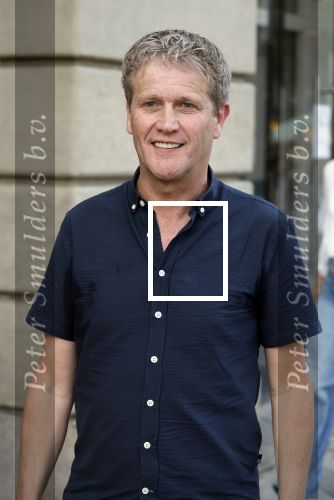 Amsterdam 15 juli 2024
Herdenkingsmonument Peter R. de Vries onthuld in Amsterdam Het kunstwerk bestaat uit twee bronzen handen die in elkaar grijpen en is gemaakt door kunstenares Rini Hurkmans. Burgemeester Femke Halsema en Kelly de Vries spreken tijdens de onthulling van het monument. Humbert Tan presenteert het . Ook zijn vrouw Jaqueline de Vries zoon Royce de Vries (met vrouw ) en Kelly de Vries (met partner) waren natuurlijk aanwezig . Alberto Stegeman
