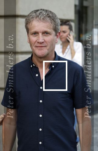 Amsterdam 15 juli 2024
Herdenkingsmonument Peter R. de Vries onthuld in Amsterdam Het kunstwerk bestaat uit twee bronzen handen die in elkaar grijpen en is gemaakt door kunstenares Rini Hurkmans. Burgemeester Femke Halsema en Kelly de Vries spreken tijdens de onthulling van het monument. Humbert Tan presenteert het . Ook zijn vrouw Jaqueline de Vries zoon Royce de Vries (met vrouw ) en Kelly de Vries (met partner) waren natuurlijk aanwezig . Alberto Stegeman