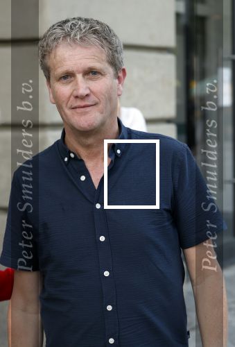 Amsterdam 15 juli 2024
Herdenkingsmonument Peter R. de Vries onthuld in Amsterdam Het kunstwerk bestaat uit twee bronzen handen die in elkaar grijpen en is gemaakt door kunstenares Rini Hurkmans. Burgemeester Femke Halsema en Kelly de Vries spreken tijdens de onthulling van het monument. Humbert Tan presenteert het . Ook zijn vrouw Jaqueline de Vries zoon Royce de Vries (met vrouw ) en Kelly de Vries (met partner) waren natuurlijk aanwezig . Alberto Stegeman