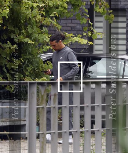 Almere 12 juli 2024
Ali B met mobieltje  in Almere op de dag van zijn veroordeling .