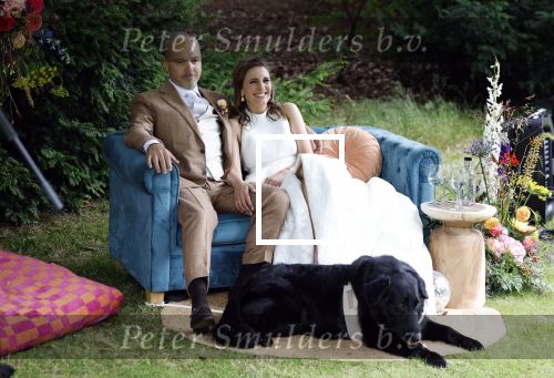 Arnhem 7 juli 2024
Annemarie Bruning en Frits Maeijer trouwen . Hun honden moeder en zoon zijn de getuigen . Marlayne Sahupala in de BAB en zingt verschillende liedjes .