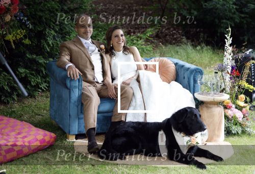 Arnhem 7 juli 2024
Annemarie Bruning en Frits Maeijer trouwen . Hun honden moeder en zoon zijn de getuigen . Marlayne Sahupala in de BAB en zingt verschillende liedjes .