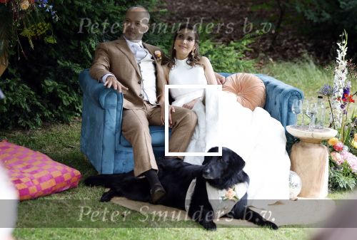 Arnhem 7 juli 2024
Annemarie Bruning en Frits Maeijer trouwen . Hun honden moeder en zoon zijn de getuigen . Marlayne Sahupala in de BAB en zingt verschillende liedjes .