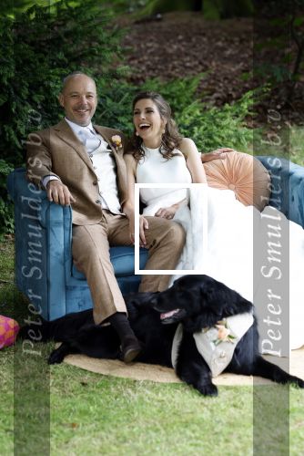 Arnhem 7 juli 2024
Annemarie Bruning en Frits Maeijer trouwen . Hun honden moeder en zoon zijn de getuigen . Marlayne Sahupala in de BAB en zingt verschillende liedjes .