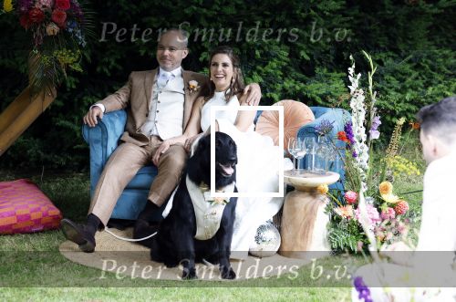 Arnhem 7 juli 2024
Annemarie Bruning en Frits Maeijer trouwen . Hun honden moeder en zoon zijn de getuigen . Marlayne Sahupala in de BAB en zingt verschillende liedjes .
