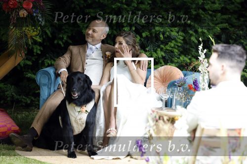 Arnhem 7 juli 2024
Annemarie Bruning en Frits Maeijer trouwen . Hun honden moeder en zoon zijn de getuigen . Marlayne Sahupala in de BAB en zingt verschillende liedjes .