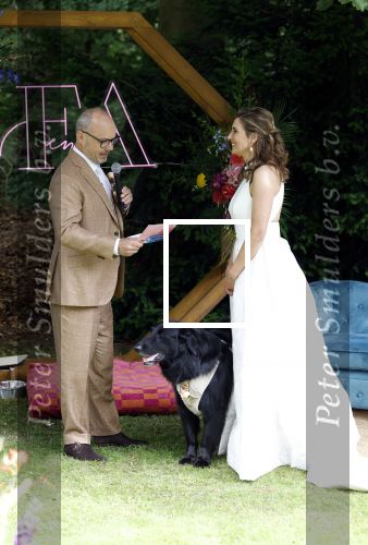 Arnhem 7 juli 2024
Annemarie Bruning en Frits Maeijer trouwen . Hun honden moeder en zoon zijn de getuigen . Marlayne Sahupala in de BAB en zingt verschillende liedjes .