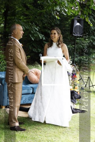 Arnhem 7 juli 2024
Annemarie Bruning en Frits Maeijer trouwen . Hun honden moeder en zoon zijn de getuigen . Marlayne Sahupala in de BAB en zingt verschillende liedjes .